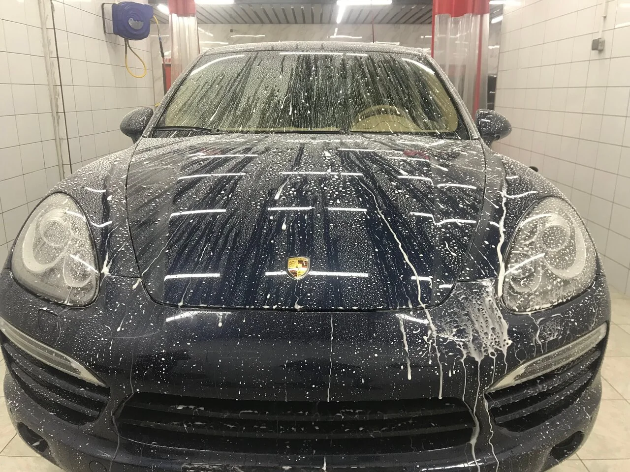 Автомобиль Porsche в процессе мойки в Автомойке №1